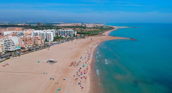 Playa de Puerto de Sagunto vista desde el aire, con arena, mar Mediterráneo y paseo marítimo