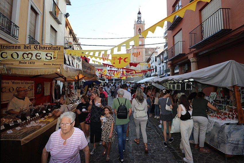 Mercado Medieval de Sagunto con puestos de artesanía y visitantes en las calles del centro histórico.
